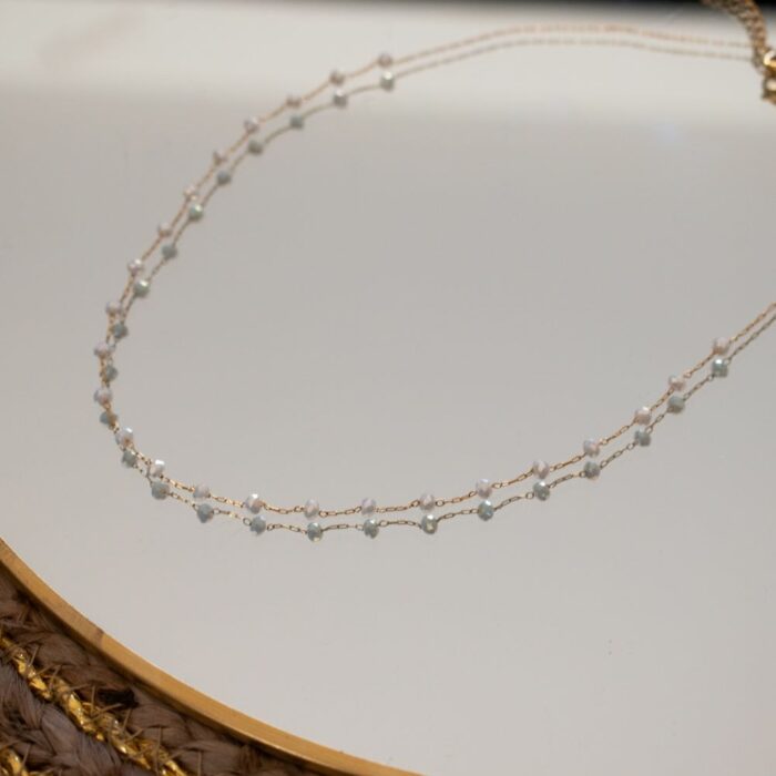 collier chaine fine dorée ras de cou avec petites perles blanches