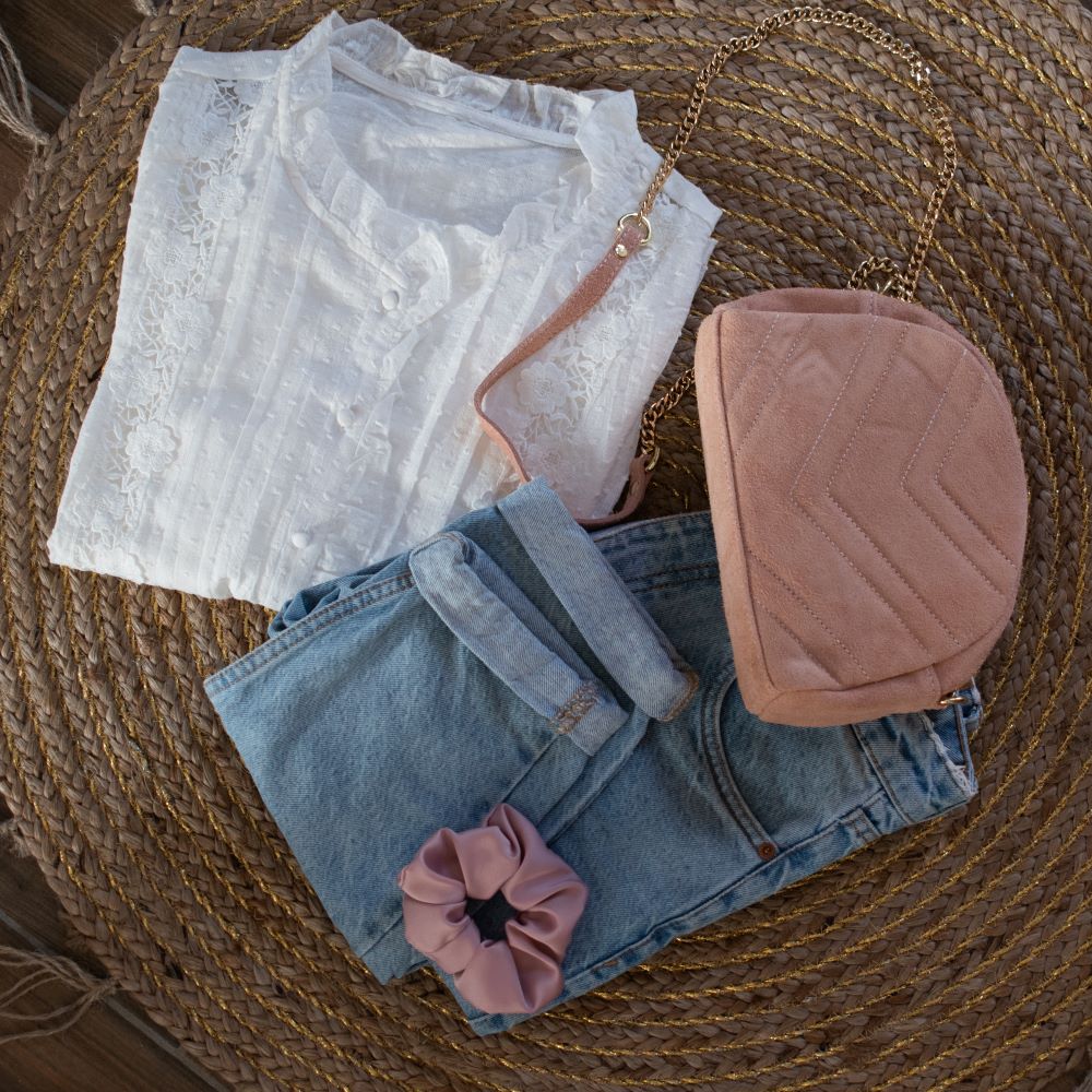 look composé d'une chemise blanche dentelle, d'un jeans 7/8 et d'un sac besace rose poudré