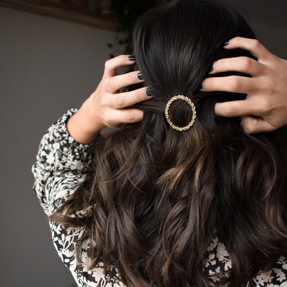 femme portant une barrette cercle dans ses cheveux