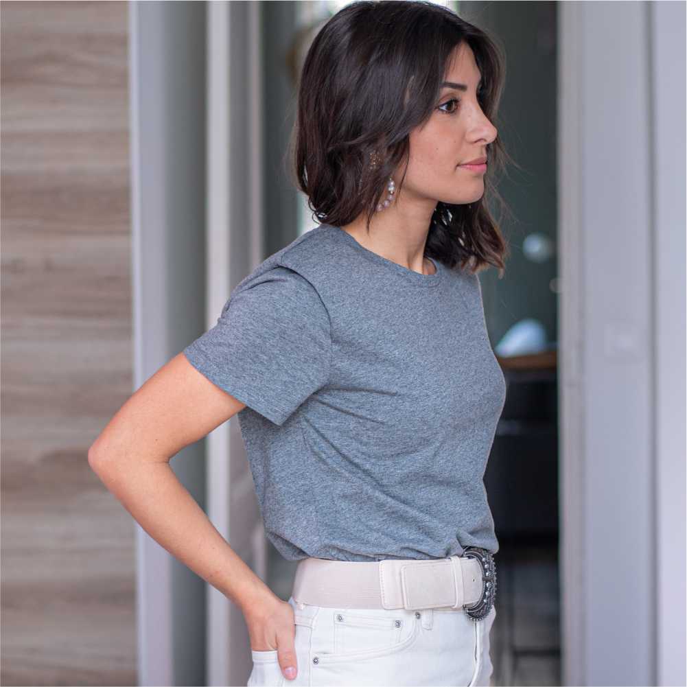 femme portant un t shirt gris manches courtes à épaulettes