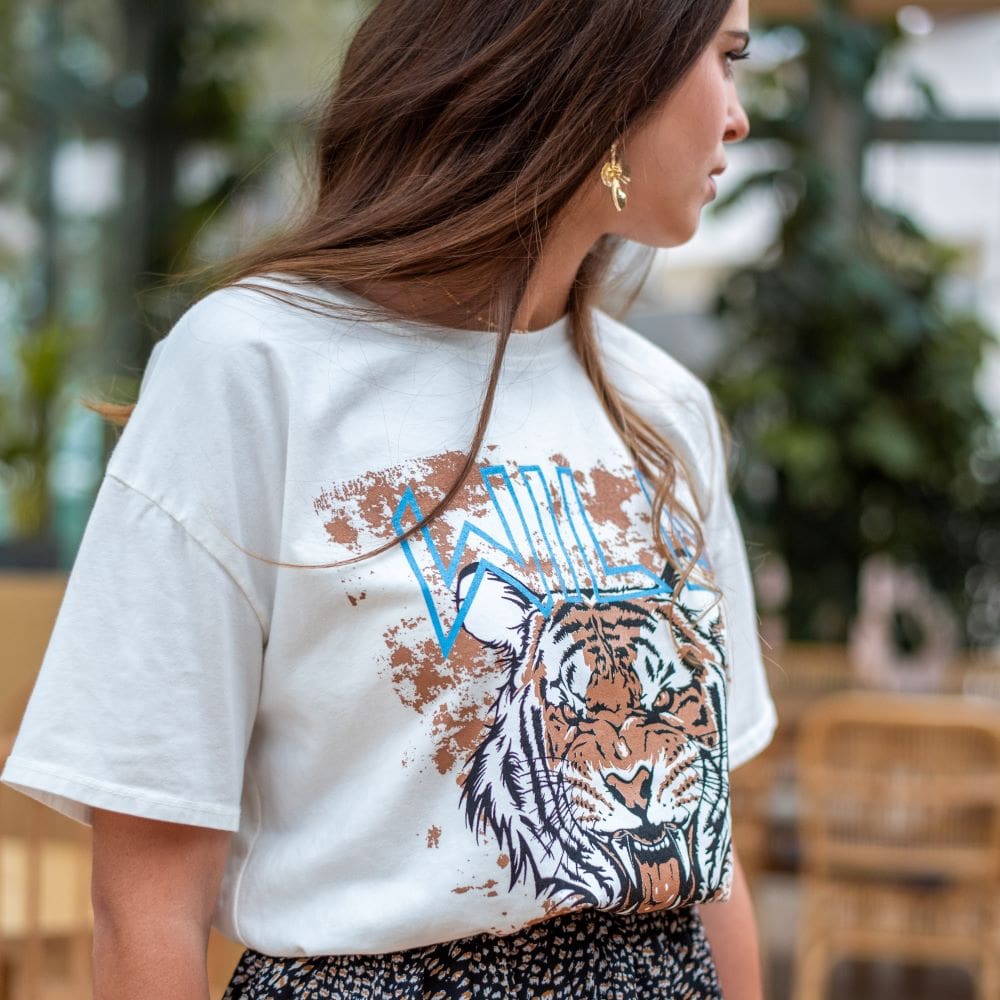 femme portant un t shirt blanc tiger