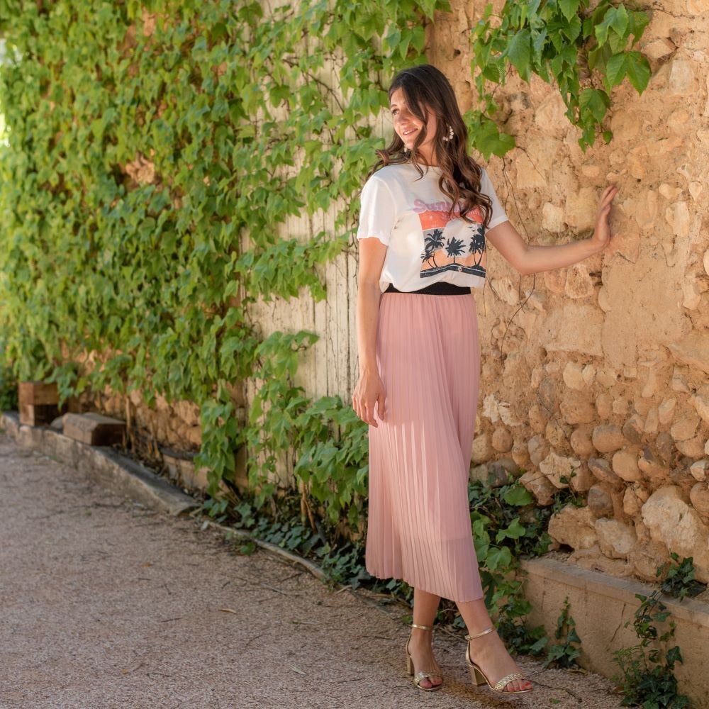 femme portant jupe longue plissé rose pastel